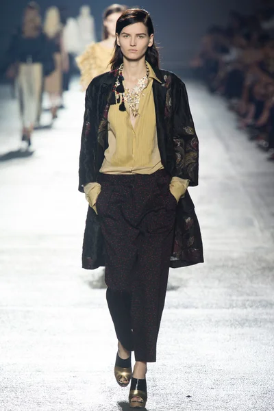 Look 14